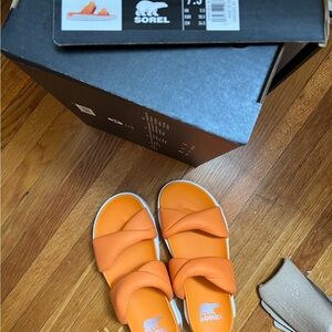 Sorel Vibe Twisted Slide Orange Sandals